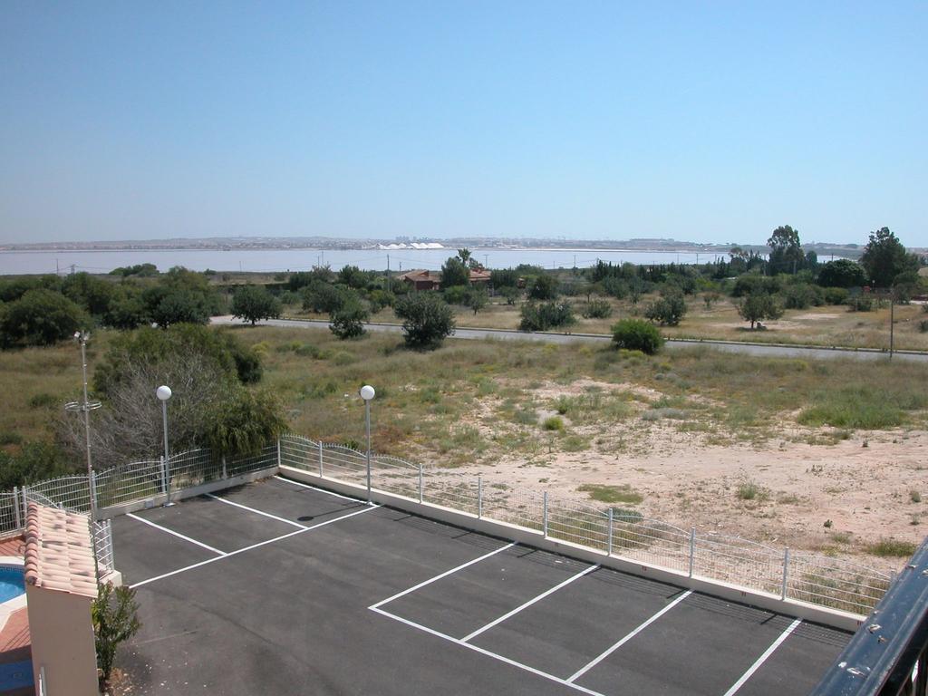 2 Bedroom Cozy Apartment In Torrevieja Extérieur photo