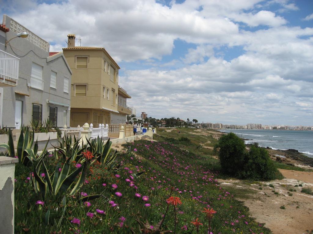 2 Bedroom Cozy Apartment In Torrevieja Extérieur photo